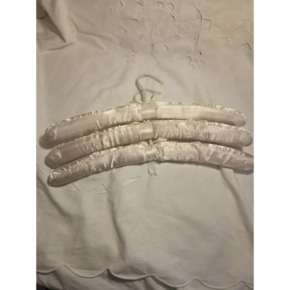 3 Pack Vintage White Satin Padded Hangers With Bows